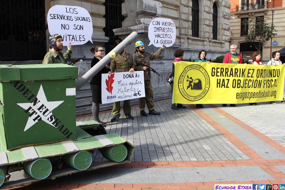 EcuadorEtxea's tweet photo. Denuncian con una acción en #Bilbao el gasto público en militarismo #ObjeciónFiscal #EragozpenFiskala #Renta2017 14/04/2018 https://t.co/ryrKAZO1zj @MOCBILBAO @errefuxiatuakB @ekologistak @bakeportua @BerriOtxoak @ESKsindikatua @ekologistak @mugarikgabe https://t.co/nbxEz1u8mt