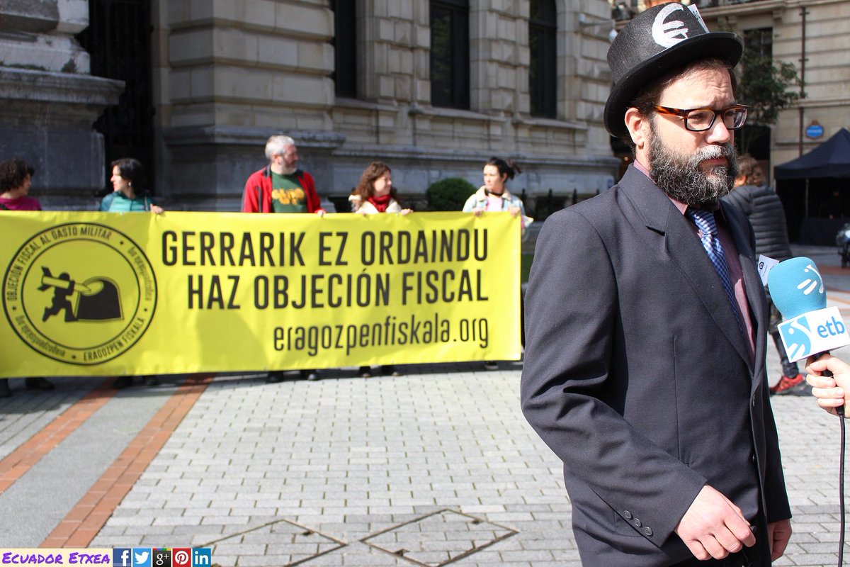 EcuadorEtxea's tweet photo. Denuncian con una acción en #Bilbao el gasto público en militarismo #ObjeciónFiscal #EragozpenFiskala #Renta2017 14/04/2018 https://t.co/ryrKAZO1zj @MOCBILBAO @errefuxiatuakB @ekologistak @bakeportua @BerriOtxoak @ESKsindikatua @ekologistak @mugarikgabe https://t.co/nbxEz1u8mt
