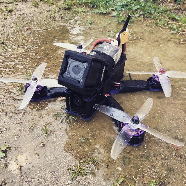 deDronesFPV's tweet photo. ABRIL AGUAS MIL!! ¿Qué pasa si volamos un drone de carreras mientras llueve? 👍🏻 o 👎🏿 #dedrones #wizard #wizardx220 #experimento #dronevlog #dronestagram https://t.co/zpEB7lCEqs https://t.co/mapVhufdKW