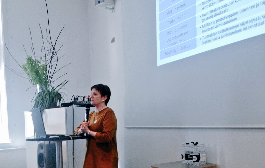 HannaKapanen's tweet photo. Pirita Seitamaa-Hakkarainen @helsinkiuni avaa näkökulmia käsityön opetuksen tulevaisuuteen @DesignmuseoFI #innovaattorit #keksijät #uudetpedagogisetmallit #co4lab #innokomp #seminaari #käsityö #tekstiiliopettajaliitto #taitoliitto #designmuseo #teknologia #muotoilu #oppiminen https://t.co/hMoaXNKN2N