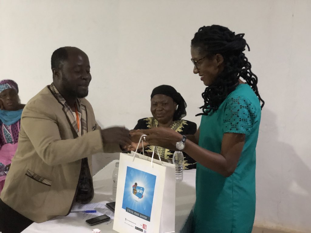 Applucie's tweet photo. Remise de kits  
#AppLucie #alphabétisation https://t.co/N2EdUap9O0