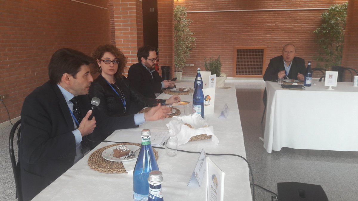 difendifuturo's tweet photo. #PoP18, lo #speakinglunch termina con le domande da parte dei commensali-uditori: qualità del #MadeinItaly, successo di #Eataly, dicotomia prodotto industriale VS prodotto artigianale tra i temi toccati. https://t.co/EDAABL9kXx