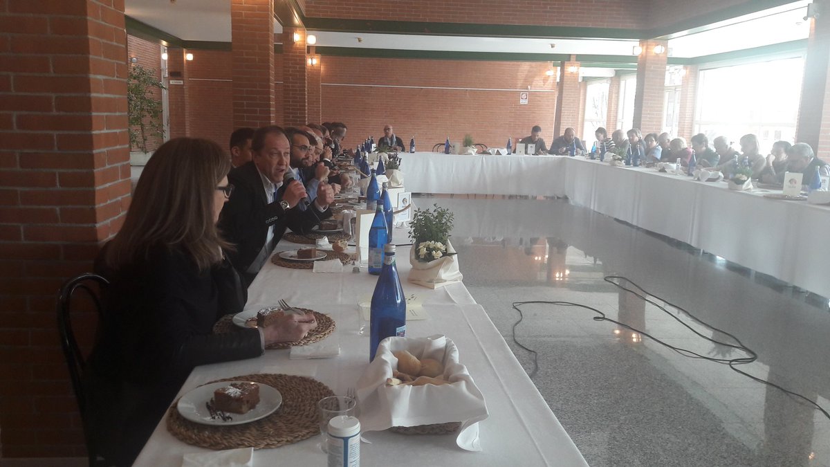 difendifuturo's tweet photo. #PoP18, lo #speakinglunch termina con le domande da parte dei commensali-uditori: qualità del #MadeinItaly, successo di #Eataly, dicotomia prodotto industriale VS prodotto artigianale tra i temi toccati. https://t.co/EDAABL9kXx