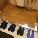 足形のマジックｗスリッパ揃えるって難しいけど、足形が書いてあるとそこに置いちゃうｗ