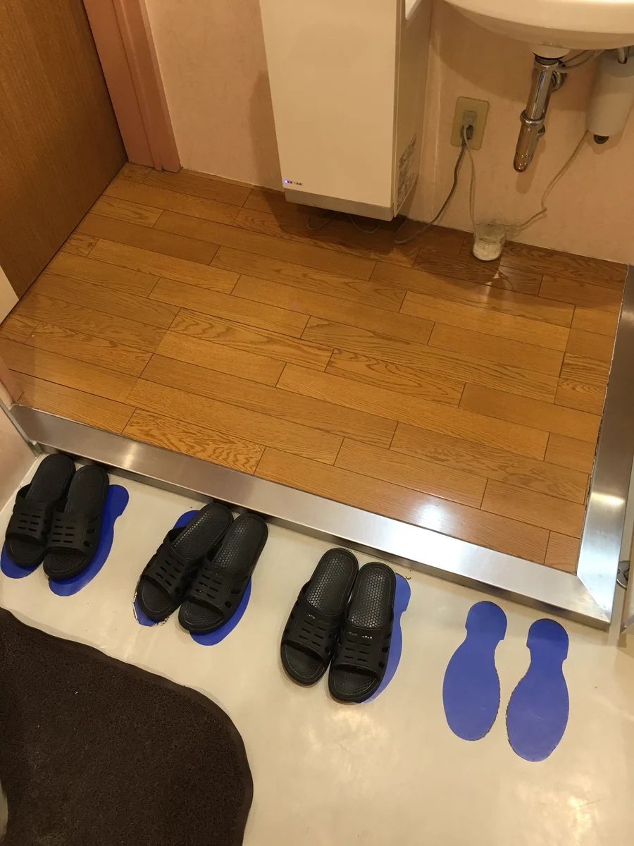 足形のマジックｗスリッパ揃えるって難しいけど、足形が書いてあるとそこに置いちゃうｗ