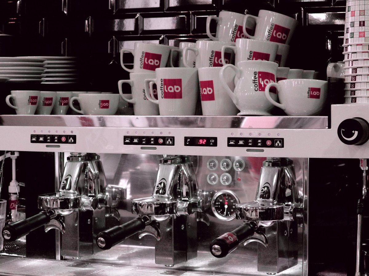 Coffee Lab, bir kahve içme sebebidir. Neden mi? Az, orta, koyu kavrulmuş ve özel çiftliklerde yetiştirilmiş kahve çekirdekleri, sizin kahve içim keyfinizi bulmanız içindir.