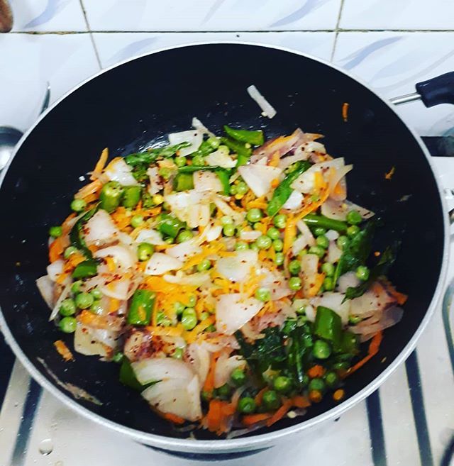 Cooking4all's tweet photo. Making an Aloo curry with grated carrot and fresh peas as well. #aloo #aloocurry #travelfood #easydish https://t.co/tMRbxd6gSL https://t.co/3TcDucnZHd