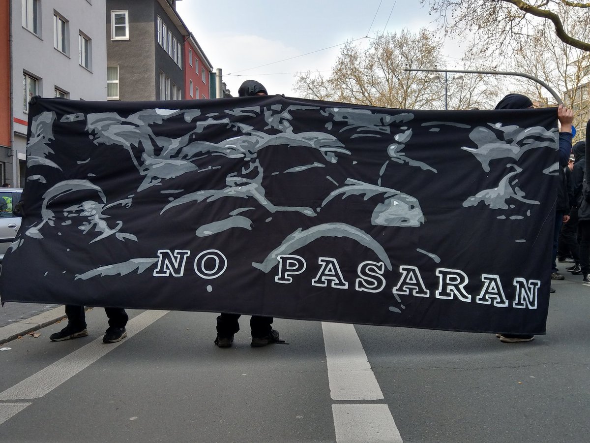 Dortmund - 14.29:
Weitere 500 Demonstranten sind am Wall angekommen. Die Lage ist aktuell sehr unübersichtlich, aber immerhin gibt es Transparente. Die Neonazis reden noch, wollen aber bald los.

#do1404