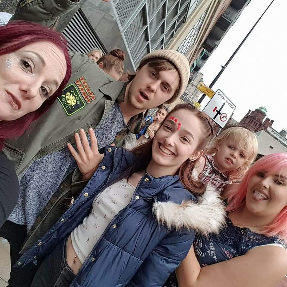 SinVenus's tweet image. See those smiles??? 😁😁😁 One little box of ... #RubyDreams #DreamBelieveAchieve  goo.gl/3xF8o4