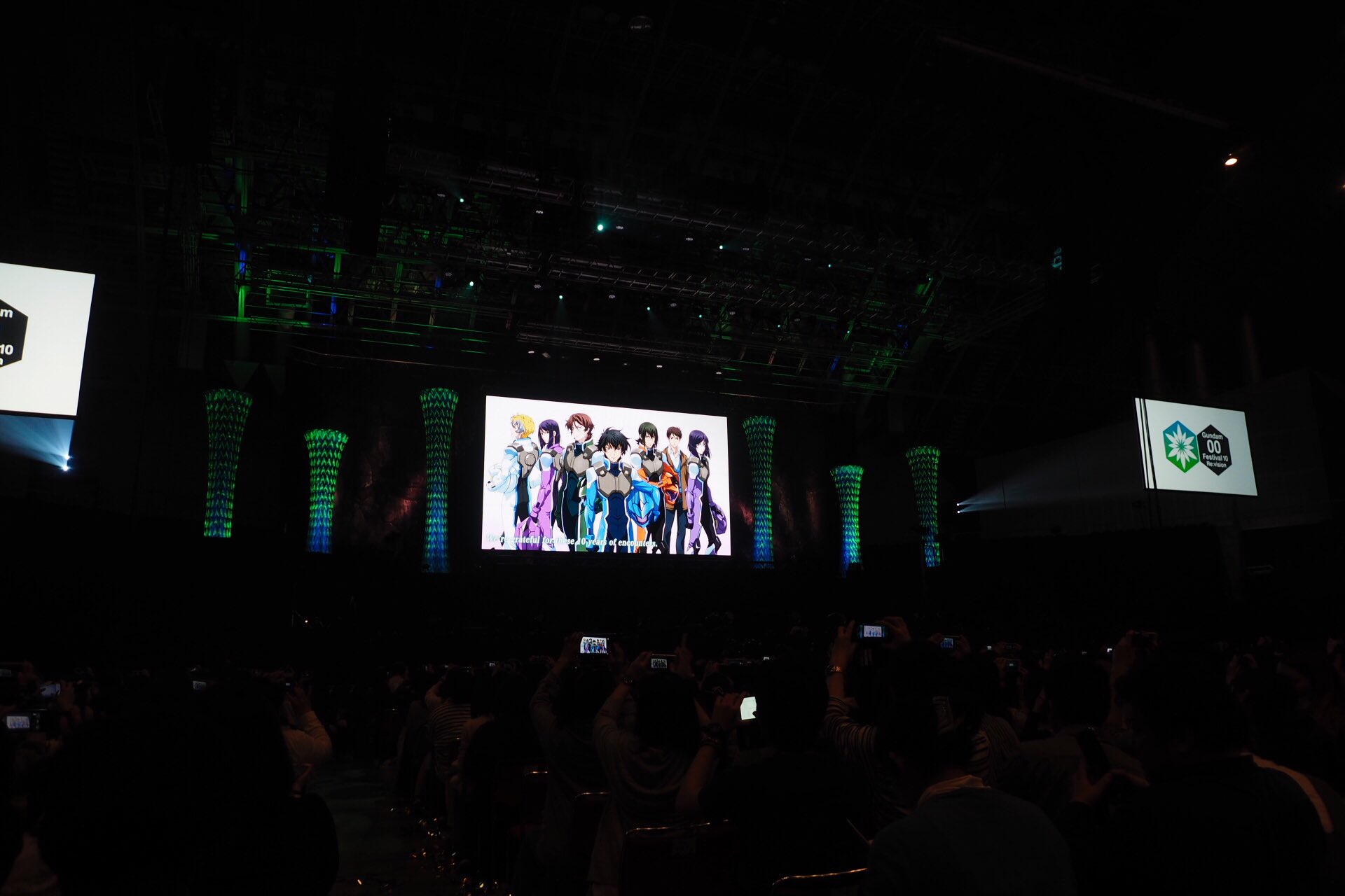 よっくん ガンダム00 Festival 10 Re Vision 終了 で ステージ上では 昼の部ではネタバレ禁止て言ってたけど ここからは解禁 みんなの反応が先の展開へ繋がる と言ってました で 終了後のアナウンスではネタバレしないように と