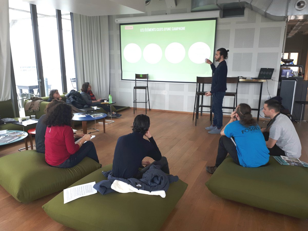 VoxPublic_'s tweet photo. #ASSOTECH93 on est passé aux ateliers pratiques, des spécialistes en stratégie digitale et storytelling partagent leurs bons tuyaux et répondent directement aux problématiques des participants. Avec @Jibhet, @BSolist, @Nad_hMoulai et @davidcadasse https://t.co/efH4CUyfgj
