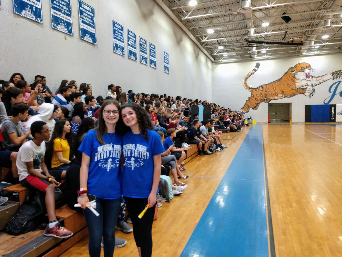 VickieTL86's tweet photo. @BenitoJaguars Outstanding support #schoolpride ❤️ Benito https://t.co/qRgOULvkow