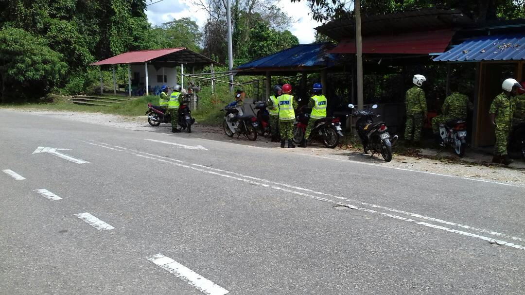 syaffiq_ArpRaub's tweet photo. Rondaan Sukarela Anggota RELA Daerah Raub

Tarikh : 15 April 2018 (Sabtu)
Masa : 9.00 Pagi - 5.00 Petang 
Tempat : Batu Malim, Raub

Kehadiran
1 x KPR &amp; 16 x Anggota   
@zulkifliabidin 
@RazibSRBrians 
@Ct_PRDraub 
@relapahang 
@RELARaub https://t.co/DW11rN7e8U