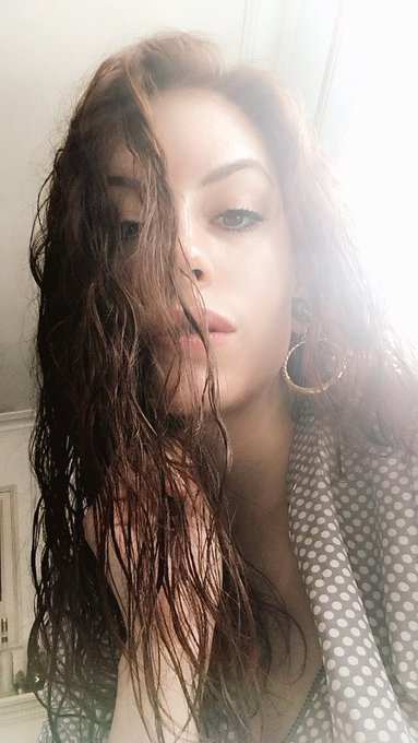 It&rsquo;s sunny today in London and I&rsquo;m playing with my hair 🌞 https://t.co/wh9DS4rUs5<a href="/tag/newprofilepic"class="tags"><span>#newprofilepic</span></a>