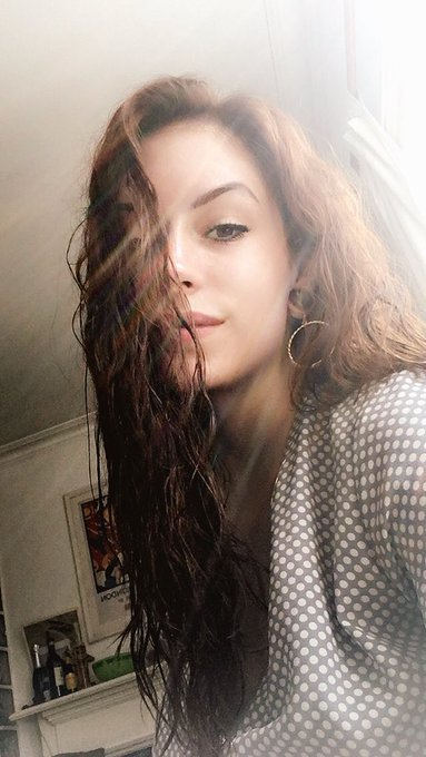 It&rsquo;s sunny today in London and I&rsquo;m playing with my hair 🌞 https://t.co/wh9DS4rUs5<a href="/tag/newprofilepic"class="tags"><span>#newprofilepic</span></a>