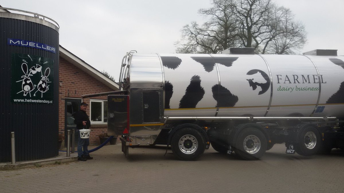 farmcountryfair's tweet photo. Melk @SuzanneRuesink opgehaald in prachtige nieuwe vrachtwagen #Farmel. Proosten op de lekkere producten die jullie morgen kunnen kopen. https://t.co/lXkHO2i2ol