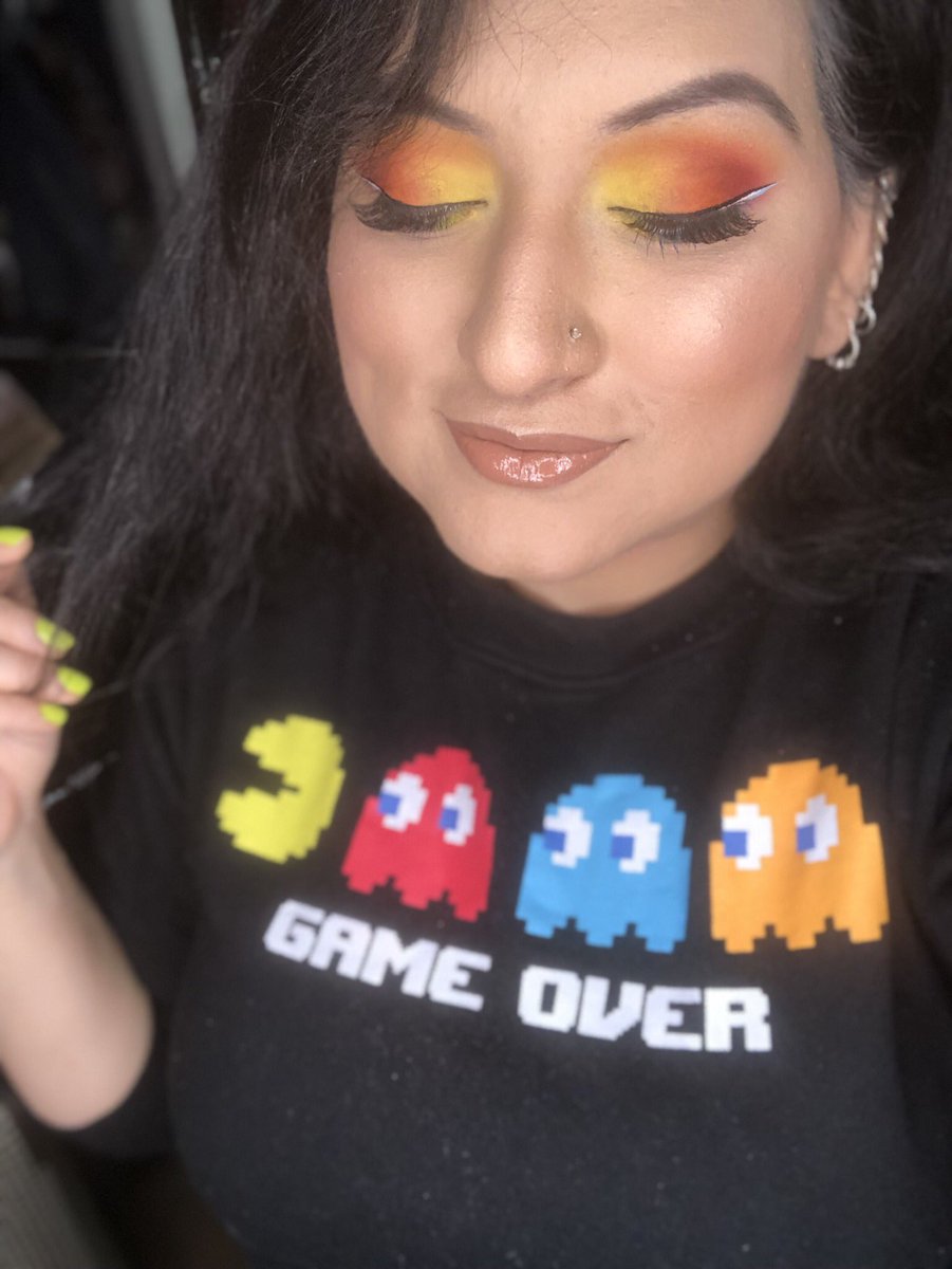 ehmzee_'s tweet image. Good morning, I’m not messing around today. #GameOver #Pacman #IMATS #IMATSNYC used mostly @sugarpillmakeup &amp;amp; a bit of @KATVONDbeauty pastel goth on my eyes.