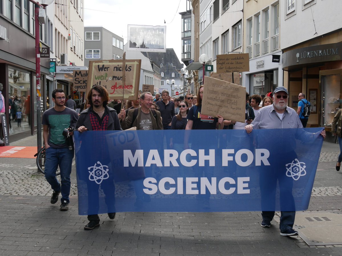ScienceMarchTRI's tweet image. Wir sind auf dem Weg zur Porta Nigra. Etwas spät dran. #MarchForScience