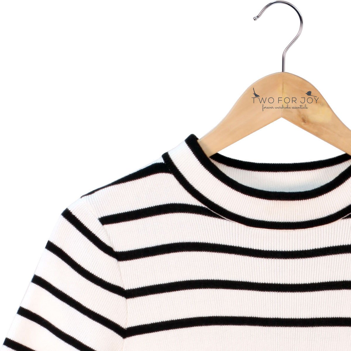 _twoforjoy's tweet photo. Stripes are so versatile. Great on their own, great for layering; how many striped tops do you have?
https://t.co/RD9FfyipAu
#stripes #detail #layering #foreveressentials https://t.co/Hkey5ElXfI