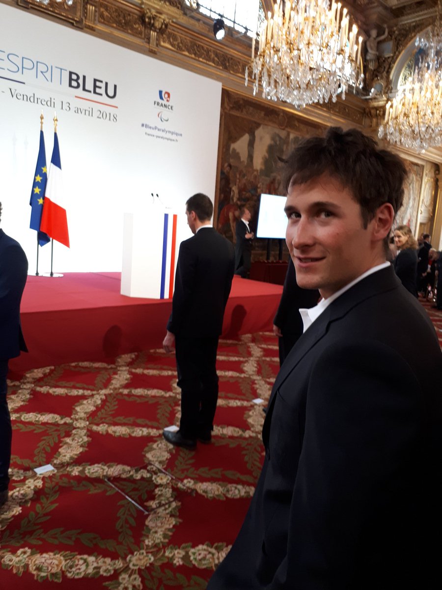 AdrienBACK's tweet photo. C'est un sacré moment et une grande fierté d'être décoré par le président de la médaille de l'ordre national du mérite à l'Élysée 🎖🇫🇷
Un immense MERCI à toutes les personnes qui ont rendu cela possible 🙏👏 https://t.co/mNbTSiYXUI