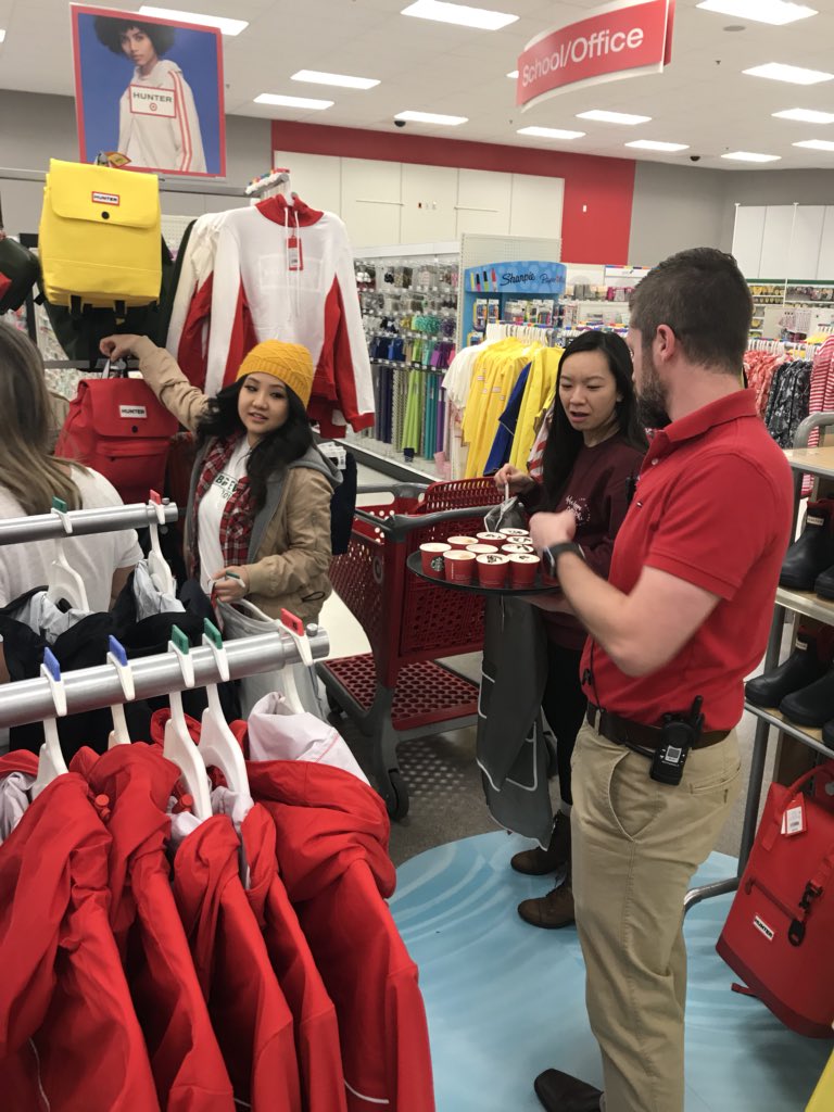 crystalangeles's tweet photo. Our awesome stl serving up Starbucks samples for our wonderful guests! @M_A_McLaughlin @ChrisTrammell22 @Patrick_Allen98 #hunterxtarget #t2220 https://t.co/4mRF7XNJha