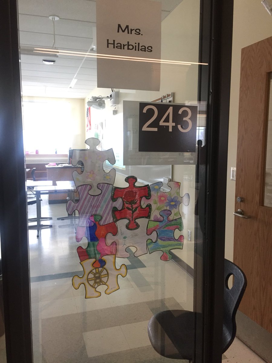 PSPantherPals's tweet photo. Puzzle pieces around PSHS for Autism Awareness month!! We all have a place in the puzzle and fit together!! #AutismAwarenessMonth 💙👍🏼a great idea!! Love it https://t.co/VorYDodZj7