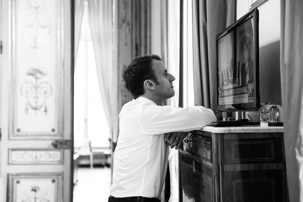 Cette image publiée par @soazigdlm à l’instant, de <a href="/EmmanuelMacron/">Emmanuel Macron</a> qui regarde <a href="/bfmtv/">BFM</a> me laisse sans voix... demain il sera de l’autre côté!