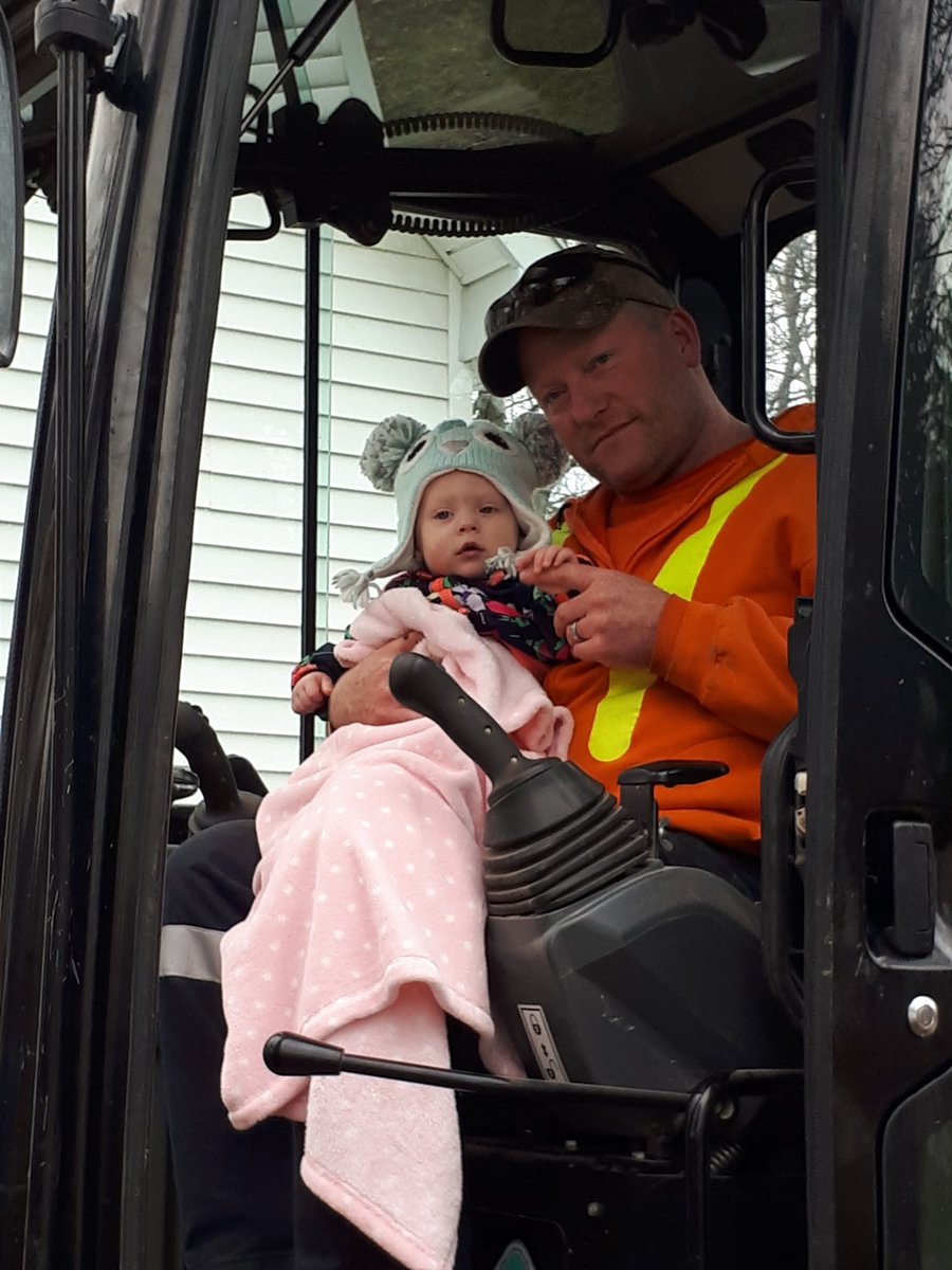 cinford6's tweet image. Grampa&apos;s helper #foundthehorn #excavatoroperator @b_goldhawk7