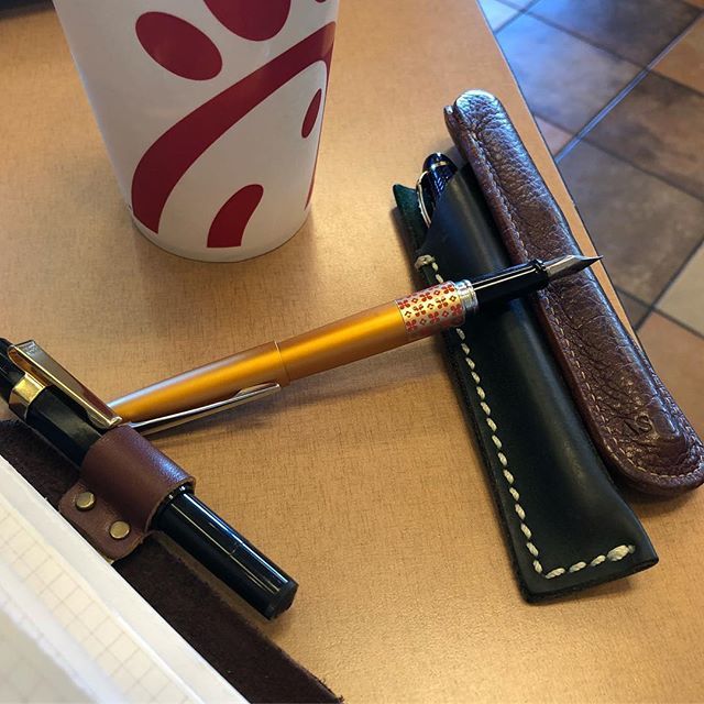 penjefe's tweet photo. Hanging out. #pilotmetropolitan #pens #penhabbit #penaddict #everydaycarry #penlife #penjefe #travelersnotebook #fieldnotes #blessed #fountainpens https://t.co/1lXgAQZskt https://t.co/X8CrfDDJaF