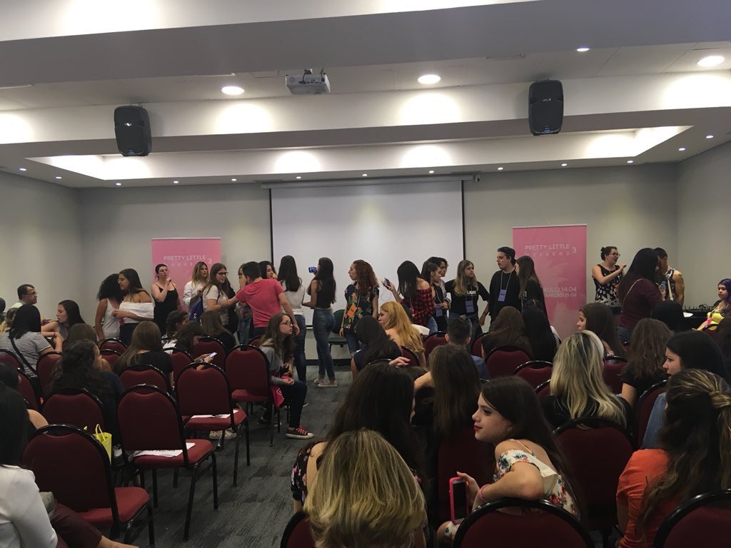 pllconventionbr's tweet image. Acabou o M&amp;amp;G e agora estão esperando a Torrey terminar o almoço para começar o próximo painel #PrettyLittleWeekend