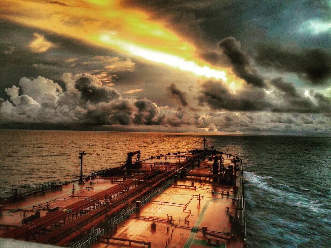🌊 #lifeatsea #marineinsight
#sea #vessel #oceanlife
 #maritime #merchantmariner
#atlanticocean #shipsafety
#evacuation #seafarer
#sludgetanker #tugboat 🛳