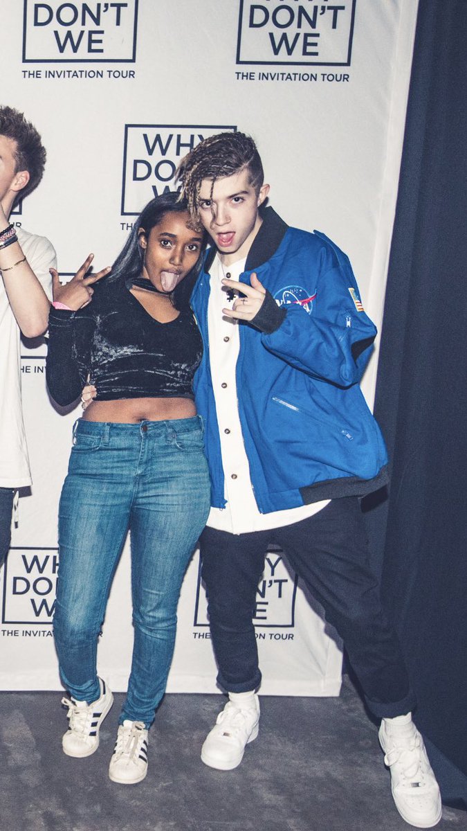 bessondreams's tweet photo. Us to the boys: do your fav pose!! 
Daniel to my sister: “hugging you is my fav pose” 😭
Jack to me: “let’s just do our own 😭thing” 
Zach: *goes on facetime* 😂 https://t.co/0HkZa9Y6eb