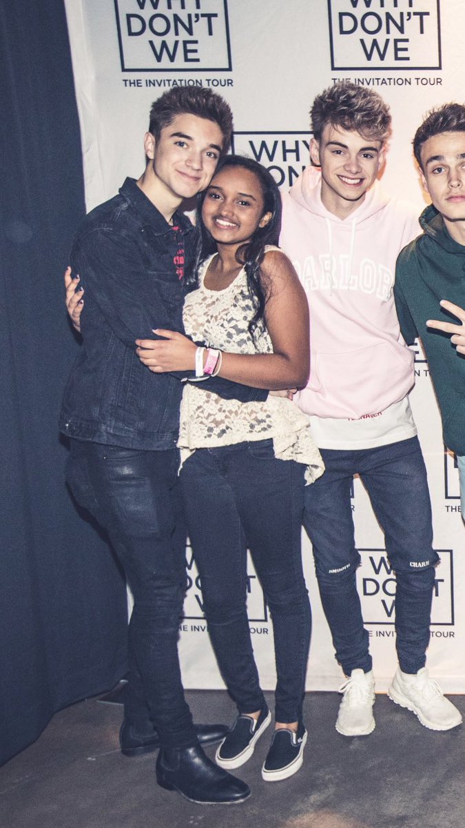 bessondreams's tweet photo. Us to the boys: do your fav pose!! 
Daniel to my sister: “hugging you is my fav pose” 😭
Jack to me: “let’s just do our own 😭thing” 
Zach: *goes on facetime* 😂 https://t.co/0HkZa9Y6eb