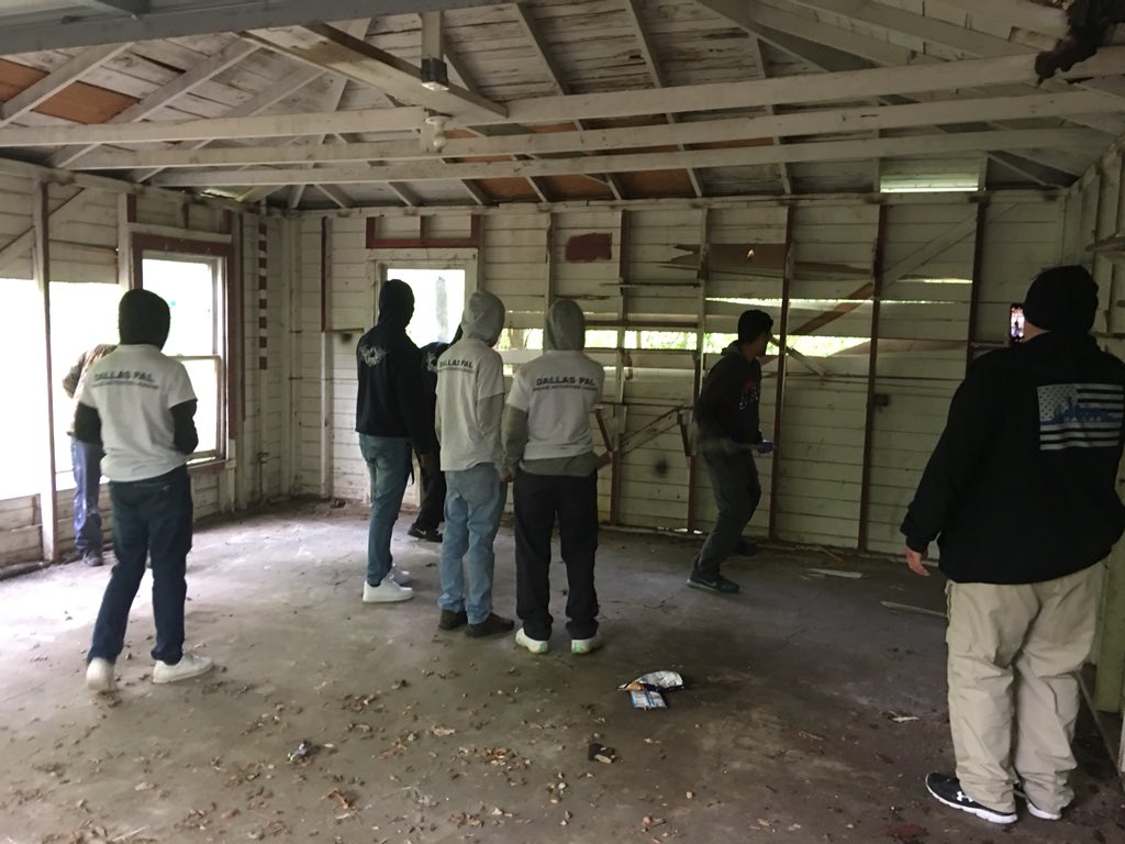 DallasPAL's tweet photo. The DPD Youth Outreach Unit partnered with https://t.co/7DKGZu4Owb to tear down a drug house. 🥊💪💙👮‍♀️
#PayItForward
#RedeemDallas
#2ndSaturday
#TeamWork
#YouthOutreach
#CommunityFirst
#CommunityPolicing
#PALBoxing @DPDCA  @ChiefHallDPD @JoliDPD https://t.co/SIT4LjNPCM