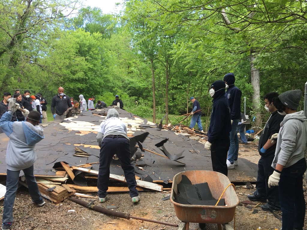 DallasPAL's tweet photo. The DPD Youth Outreach Unit partnered with https://t.co/7DKGZu4Owb to tear down a drug house. 🥊💪💙👮‍♀️
#PayItForward
#RedeemDallas
#2ndSaturday
#TeamWork
#YouthOutreach
#CommunityFirst
#CommunityPolicing
#PALBoxing @DPDCA  @ChiefHallDPD @JoliDPD https://t.co/szKsIdnTDq