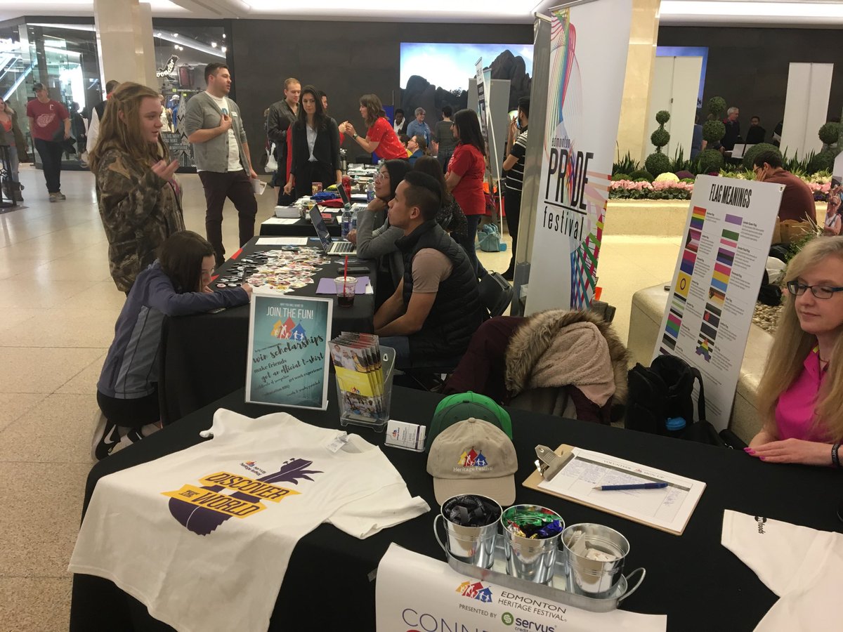 Près de 70 organisations participent à la 8e foire du bénévolat à Edmonton. Des milliers de bénévoles y sont recrutés chaque année. #rcab