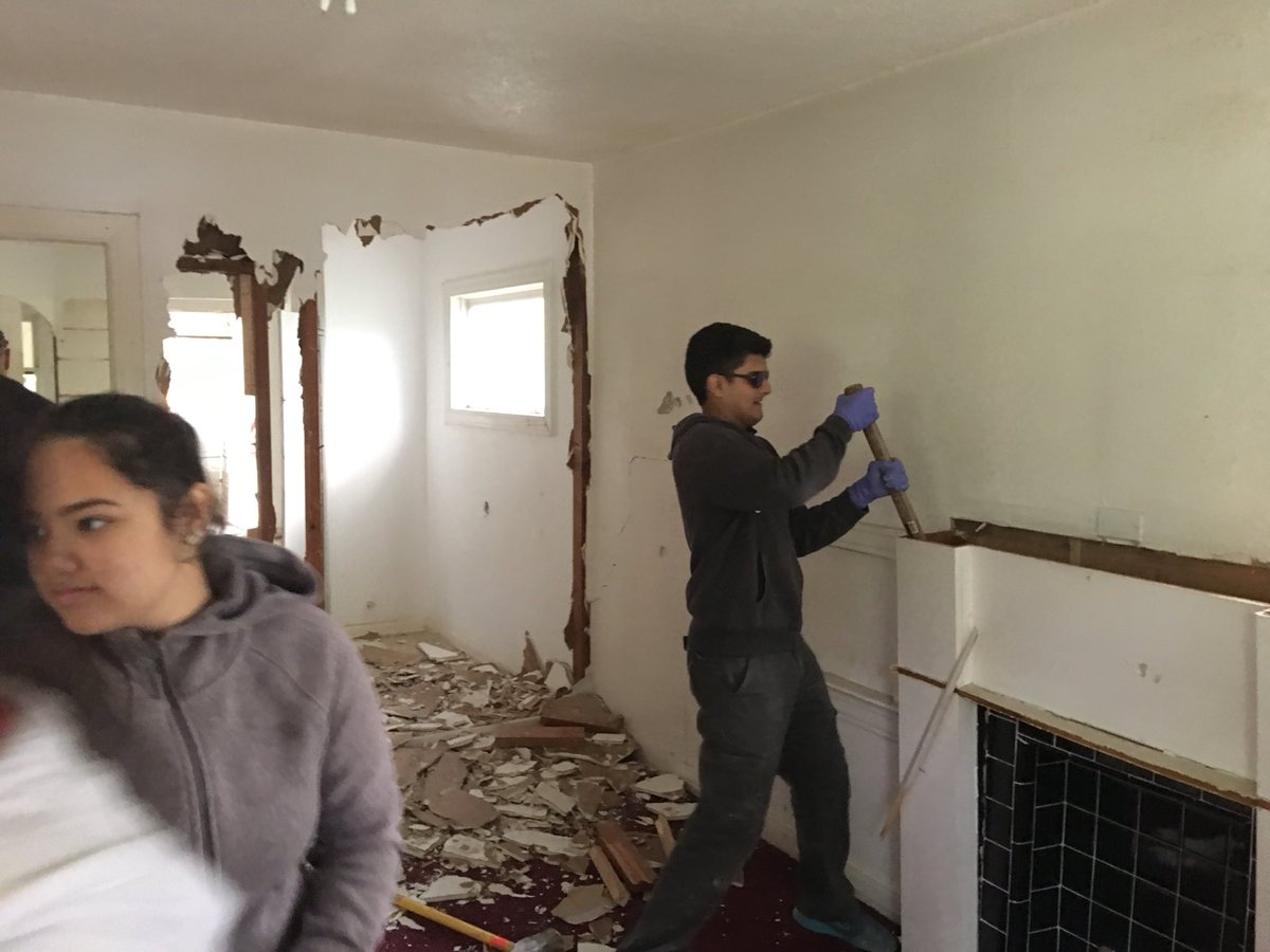 DallasPAL's tweet photo. The DPD Youth Outreach Unit partnered with https://t.co/7DKGZu4Owb to tear down a drug house. 🥊💪💙👮‍♀️
#PayItForward
#RedeemDallas
#2ndSaturday
#TeamWork
#YouthOutreach
#CommunityFirst
#CommunityPolicing
#PALBoxing @DPDCA  @ChiefHallDPD @JoliDPD https://t.co/wg76Inyr0d