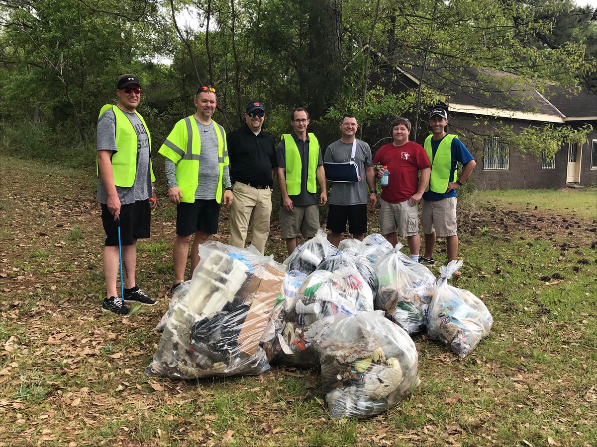 AlabamaCounties's tweet photo. The @ElmoreComm & its staff, school groups, & other local groups descended on the county’s roadways today to pick up litter & debris as part of the county’s Operation Spring Clean. Check out how their hard work has beautified their community & saved taxpayer dollars —
#OneVoice https://t.co/7p3mPvVNoo