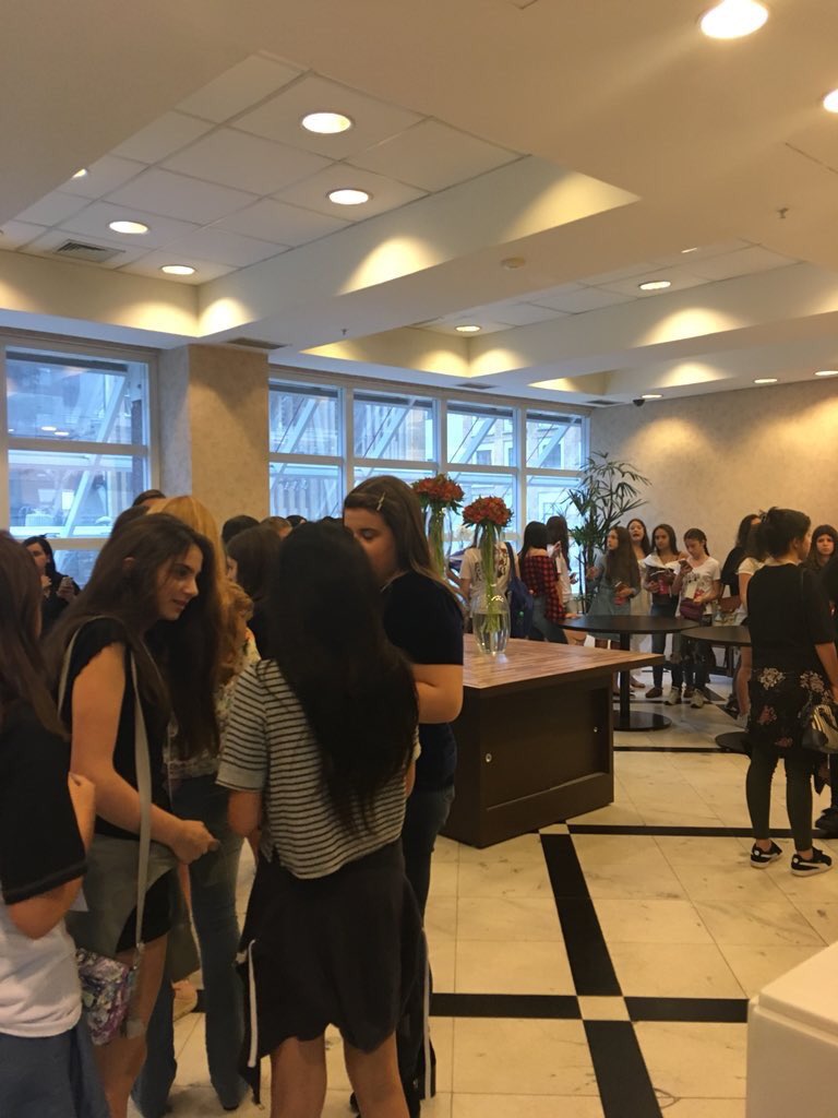 pllconventionbr's tweet image. Agora vai começar a photo ops com a Torrey. Já estão formando a fila #PrettyLittleWeekend