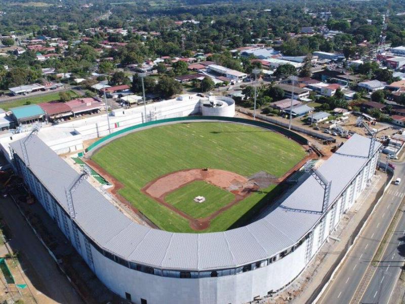 El Gobierno Nacional, sin duda alguna, es un ente que se ha preocupado por el deporte.
Dos estadios se están entregando en este año. Uno es el Kenny Serracin y el otro ya está por terminar y es el estadio de futbol de San Cristóbal.