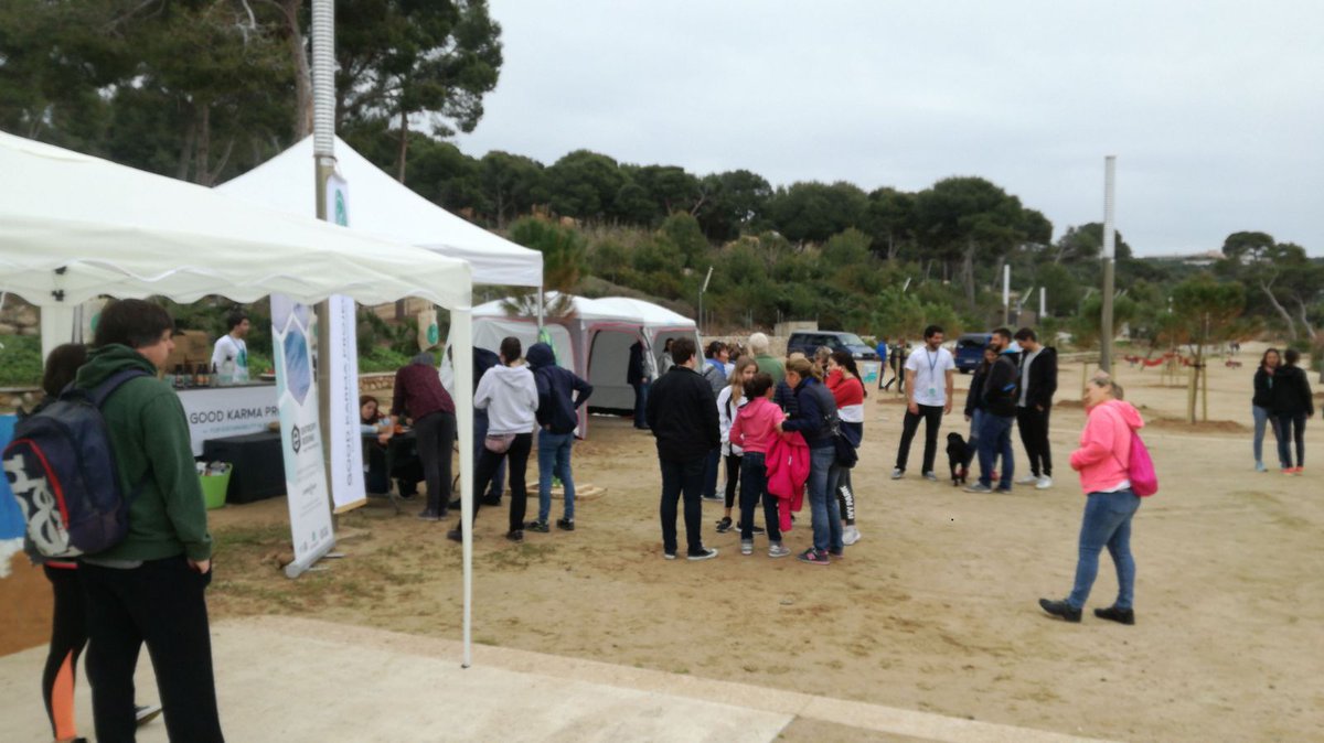 AjuntamentSalou's tweet photo. Avui els voluntaris han fet molta feina per millorar aquesta platja Llarga tant fantàstica que tenim a #Salou. Gràcies a l'empenta de #gkprojects i la colaboració de la regidoria de #MediAmbient. L'alcalde i la regidora també s'hi han sumat! https://t.co/3ovtsGLn3h