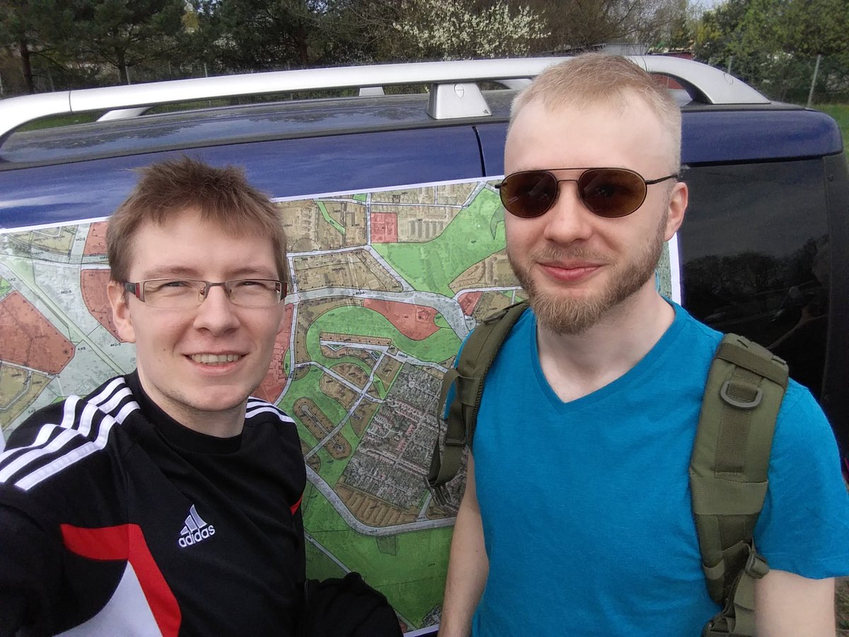 TomOwczarek71's tweet photo. Dziś na Maślicach rozmawialiśmy o tramwaju na to osiedle. Bardzo pożyteczne spotkanie, dużo sensownych uwag mieszkańców (w zalinkowanym poście kilka wymieniłem) i jak zwykle kawał świetnej obywatelskiej roboty wykonanej przez @RO_Maslice i @GeoCzerw!  https://t.co/NuXOaApwwV https://t.co/wVzDDRDRF6