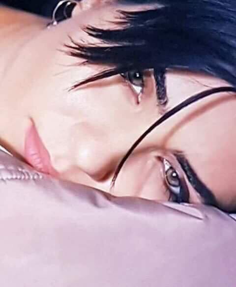 بعيدةً عن عيني..
تسكن قلبي..
تحتل كل زاوية من ذاكرتي..
تدفق كالدم بين أوردتي..
تسكن متربعاً في فؤادي..
أنا لا ألمسها..
لكن تلمس مشاعري..
في كل تفصيل حياتي..
هية بعيدة عن نظري..
لكنها تسكن في عيوني..
إنه الشوق والحنين إليك حبيبتي...

العراقي حيدر