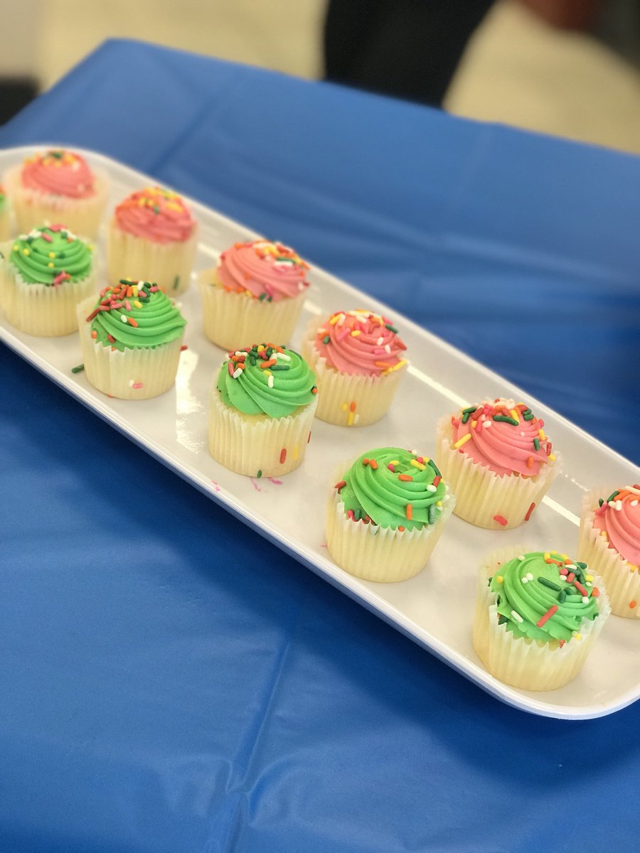 jessyousef's tweet photo. Team Vaudreuil is ready for the cupcake war 💪🏼 as well as raising funds for the #WalksoKidsCanTalk 🍰🤗#BMO200 #ProudtoWorkatBMO https://t.co/l3xmIq8Pge