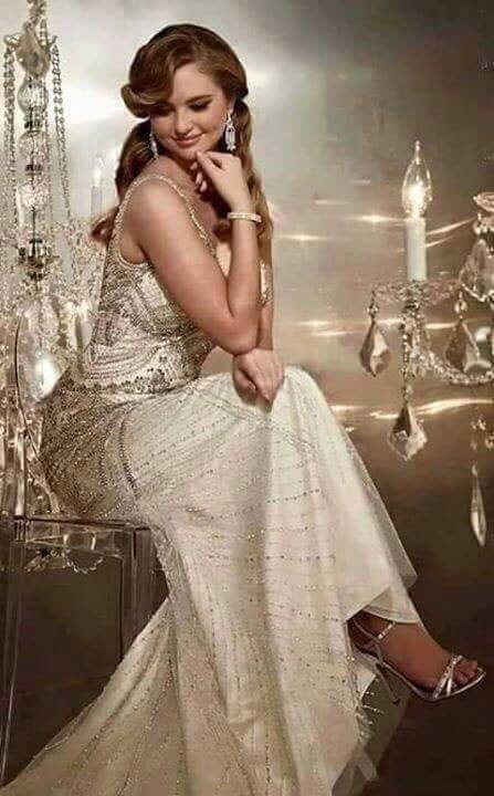 سأغلق جميع نوافذ المساء ما عدا موعد يضمنا 
علي طاولة الشوق 
وحصار اللقاء بالمقاعد الحمراء وهدأة الشموع 
ترجفها أنفاس التوق 
بأوطانك المزينة بتواريخ النجوم تهمسك أحب فيك 
كل الأشياء عشق

العراقي حيدر