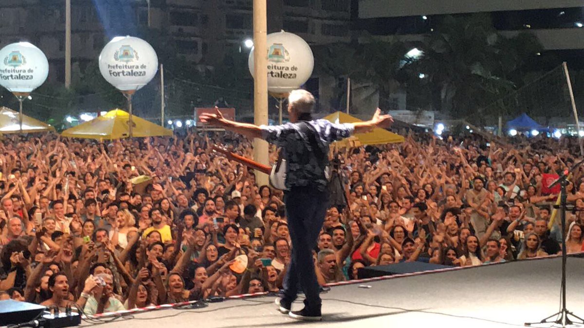 Uma beleza fazer show no aniversário de Fortaleza na praia de Iracema. Um anagrama de América e gritos de LULA LIVRE! <a href="/cirogomes/">Ciro Gomes</a> estava lá e gritava junto. Depois nos falamos e nos abraçamos no backstage. Perguntei se ele está animado. Ele me respondeu que sim. Isso me anima.