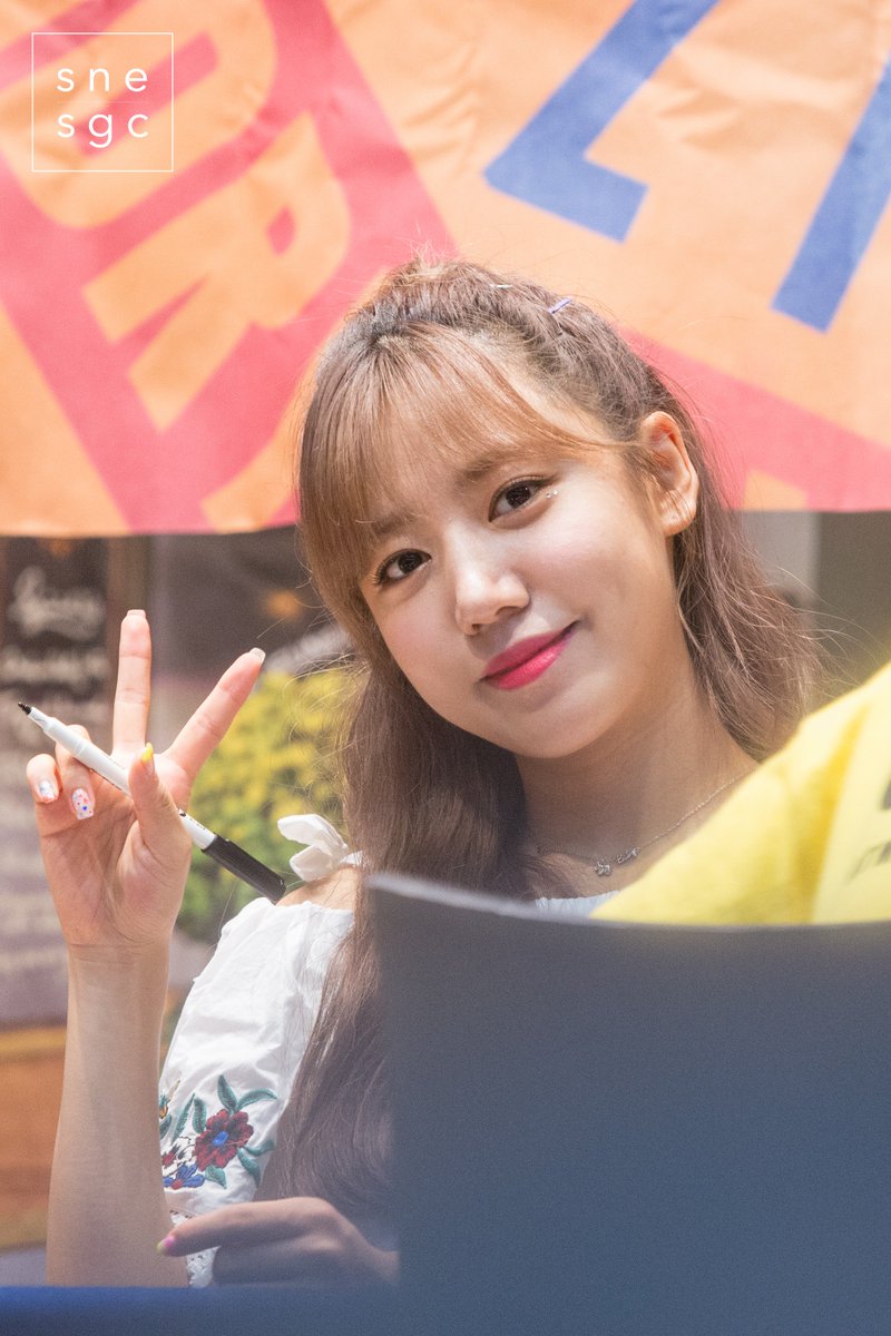 snesgc's tweet photo. 170703 강남 팬사인회
170709 목동 팬사인회

남주 생일 축하해요🎂

#SarangdungyDay #HappyNamjooDay
#우리남주_예쁜나이_스물넷

#에이핑크 #김남주 @APINKKNJ #Apink #남주 #namjoo #Pink_Up #FIVE https://t.co/WemflulUeH