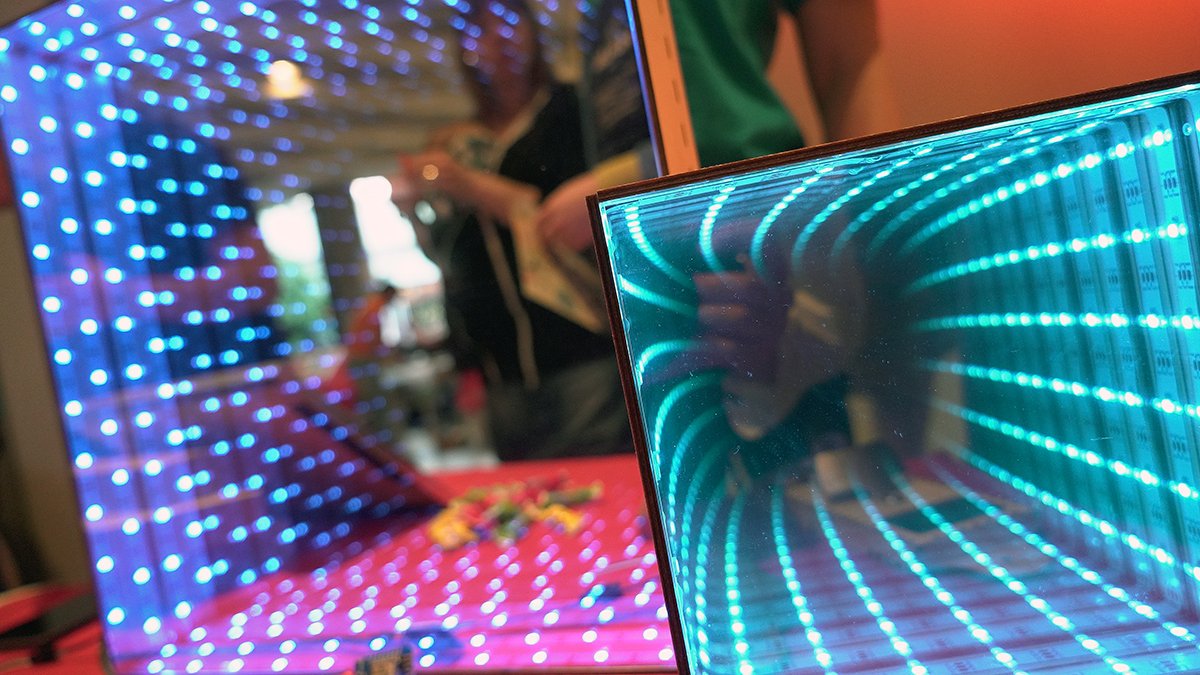 Ihr habt den faszinierenden Gig der #onelovemachineband von Kolja Kugler gerade eben verpasst? Schaut den Clip einfach noch mal in unserer Facebook Video Section. Außerdem haben wir hier ein paar weitere Impressionen von Tag 1 der #makerfairesachsen für Euch. 📸 <a href="/saz_inc/">sazinc GmbH</a> .