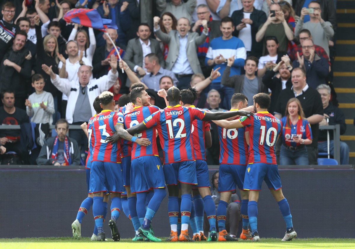 FLIPSportsapp's tweet photo. Half Time Scores #PL

Crystal Palace 3-2 Brighton 
Huddersfield 0-0 Watford
Burnley 2-0 Leicester
Swansea 0-1 Everton https://t.co/dbvSrpf5Ue