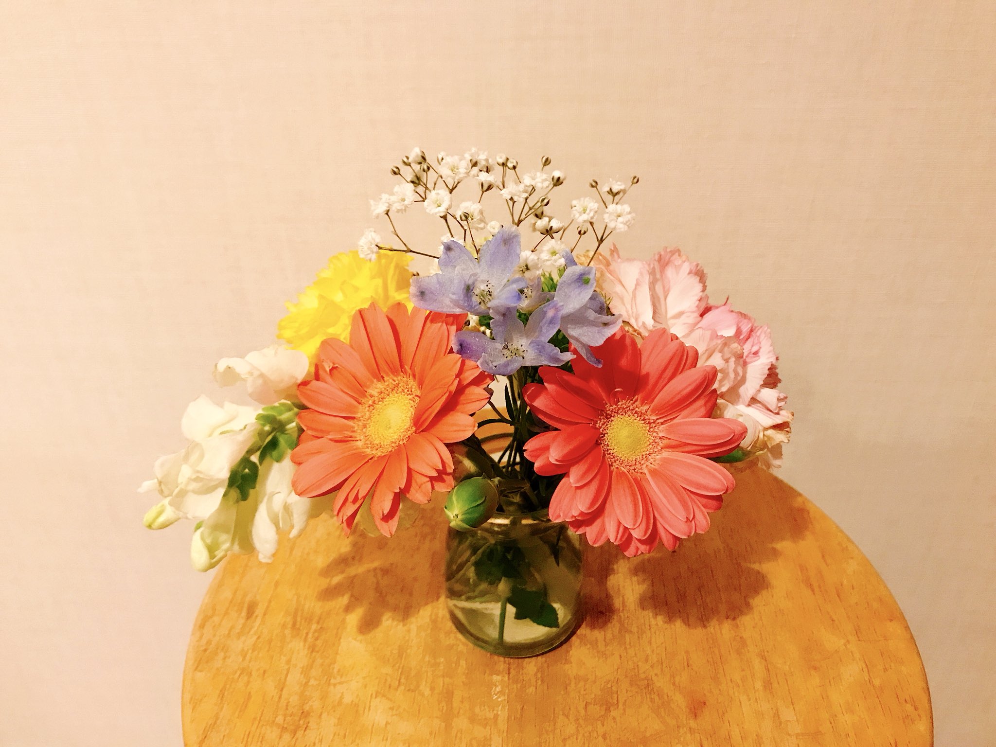 芳根京子 Staff 頂いたお花が枯れてしまった時 まだ元気だなって子を集めて小さい瓶に入れるのが好き 小さな花束が ちょっとずつ豪華になってく やっぱりかすみ草だいすきだなぁ あとガーベラ 二輪のピンクのお花って ガーベラだよね あれ 違う